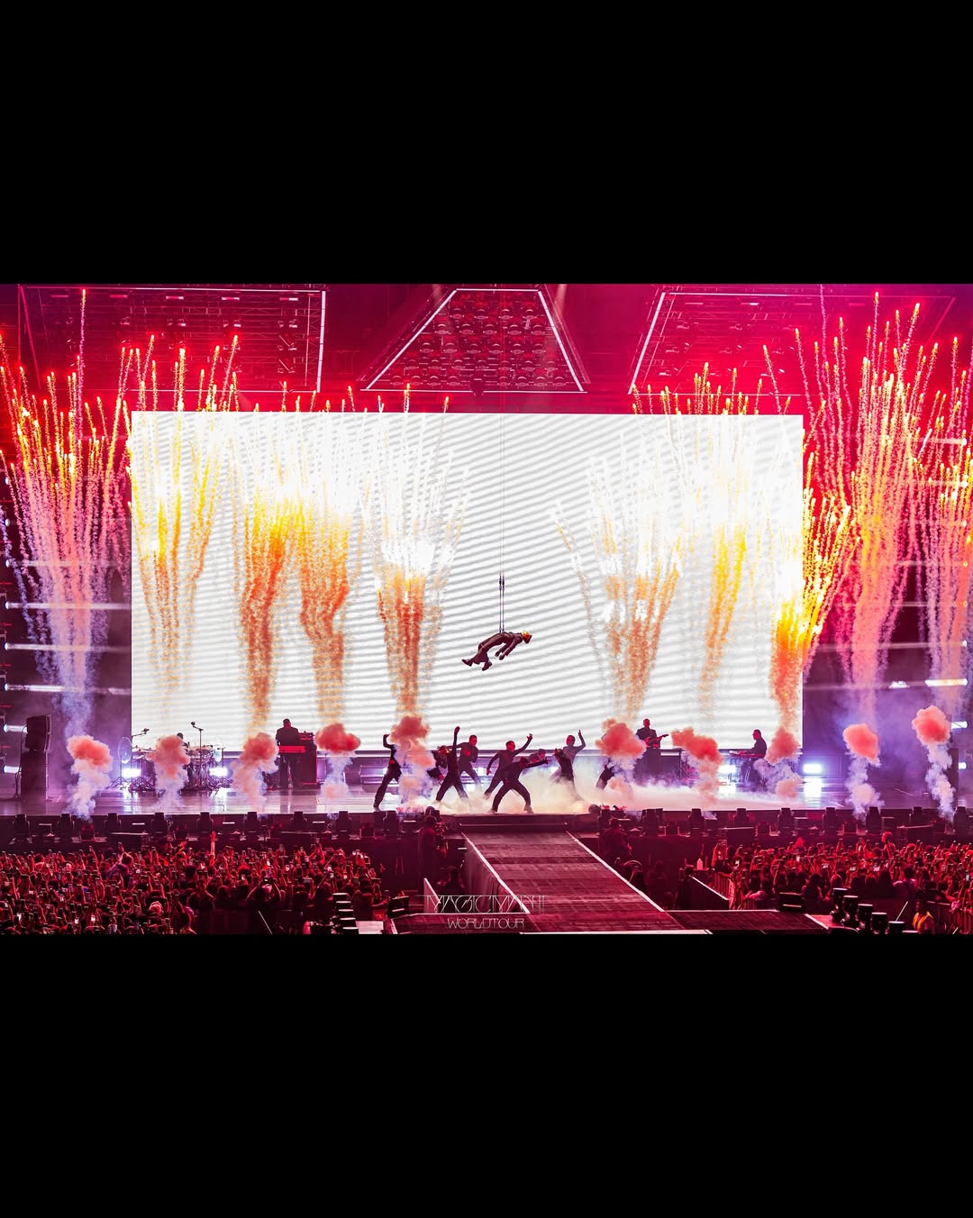 Nam ca sĩ hạng A để fan nữ đụng chạm, vũ đạo 18+ phản cảm qu&aacute; đ&agrave;- Ảnh 9.