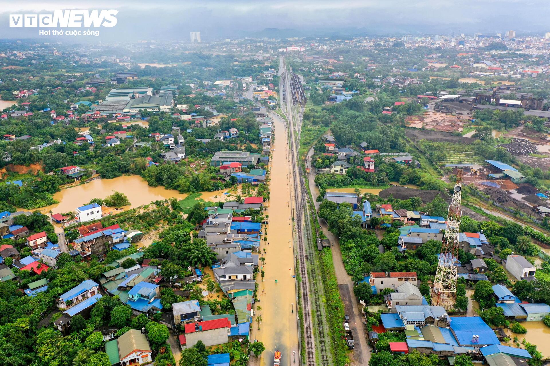 Phố trung tâm Thái Nguyên chìm trong biển nước, có nơi ngập gần nóc tầng một- Ảnh 10.