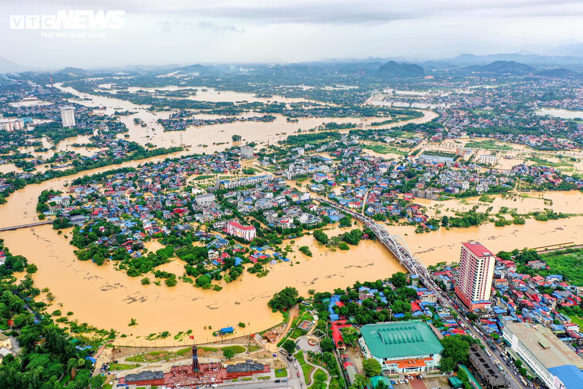 Phố trung tâm Thái Nguyên chìm trong biển nước, có nơi ngập gần nóc tầng một- Ảnh 2.
