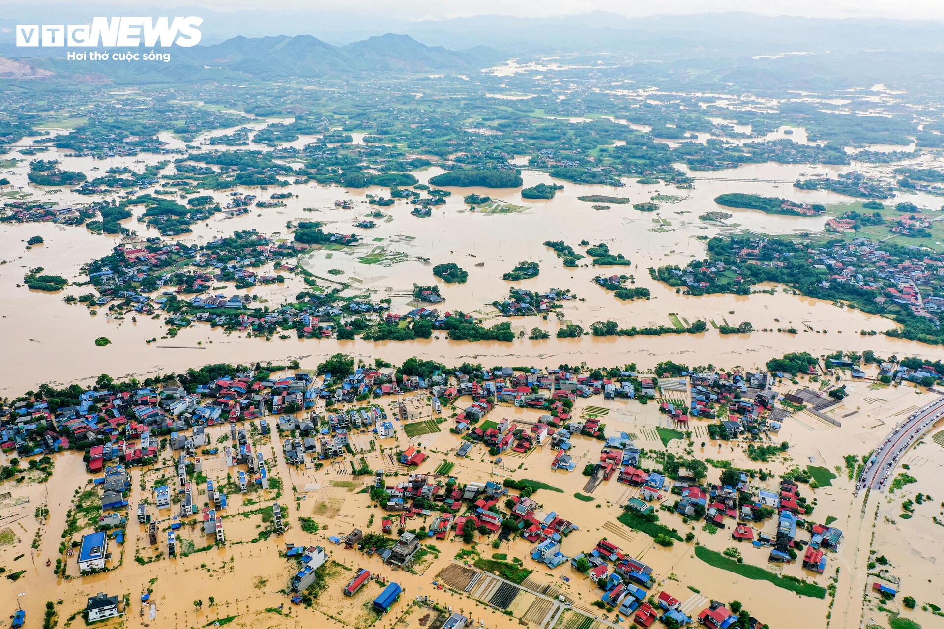 Phố trung tâm Thái Nguyên chìm trong biển nước, có nơi ngập gần nóc tầng một- Ảnh 5.