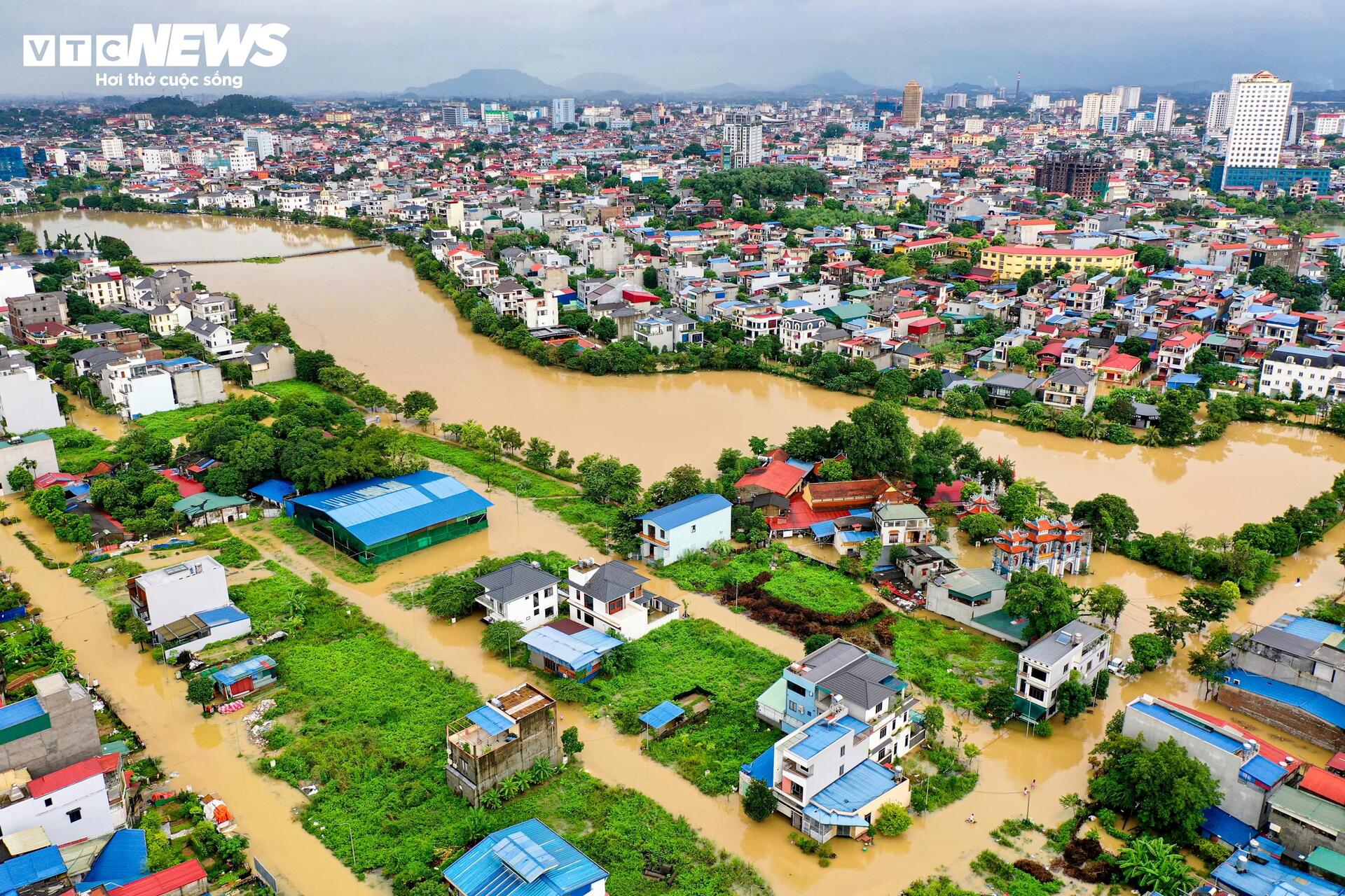 Phố trung tâm Thái Nguyên chìm trong biển nước, có nơi ngập gần nóc tầng một- Ảnh 7.