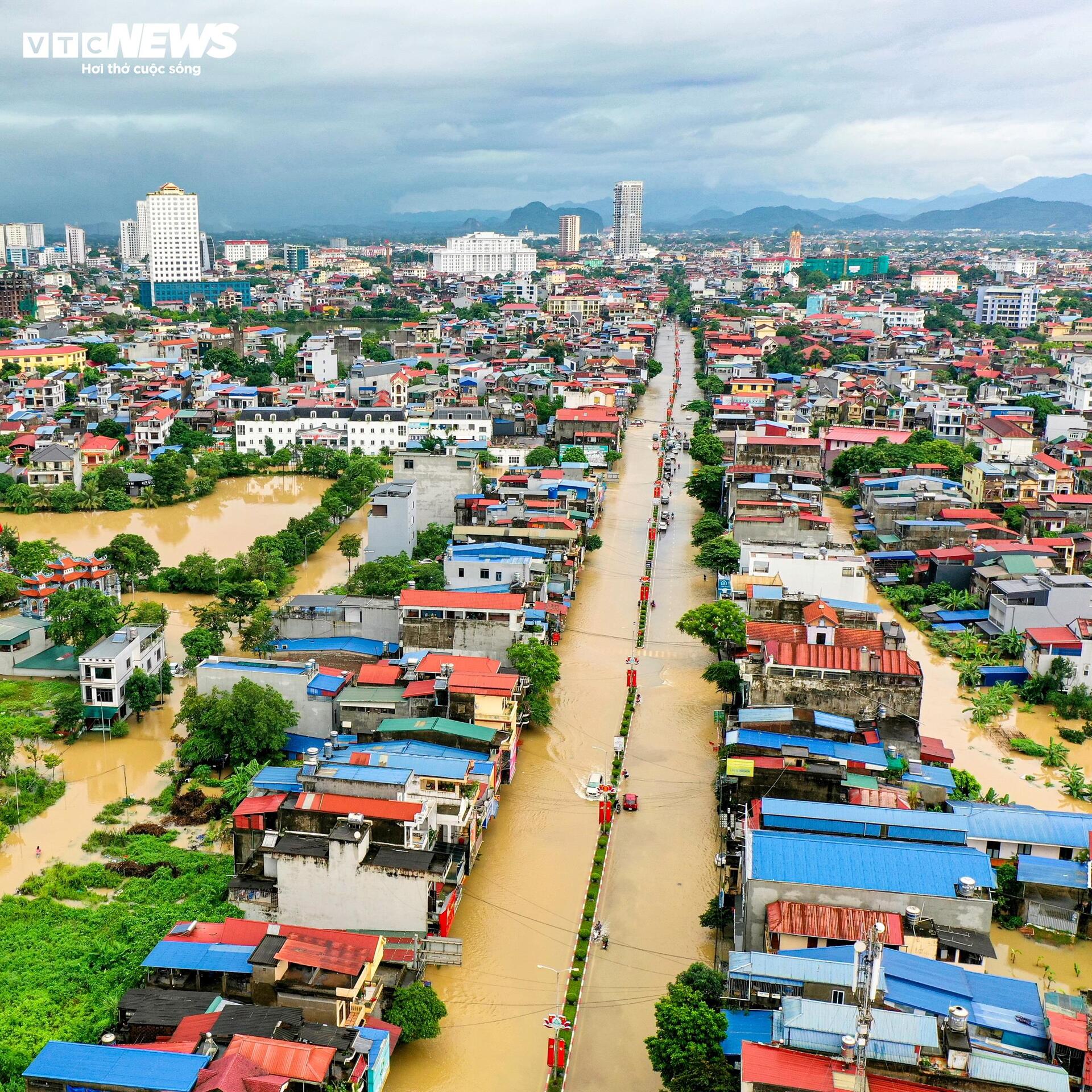Phố trung tâm Thái Nguyên chìm trong biển nước, có nơi ngập gần nóc tầng một- Ảnh 8.