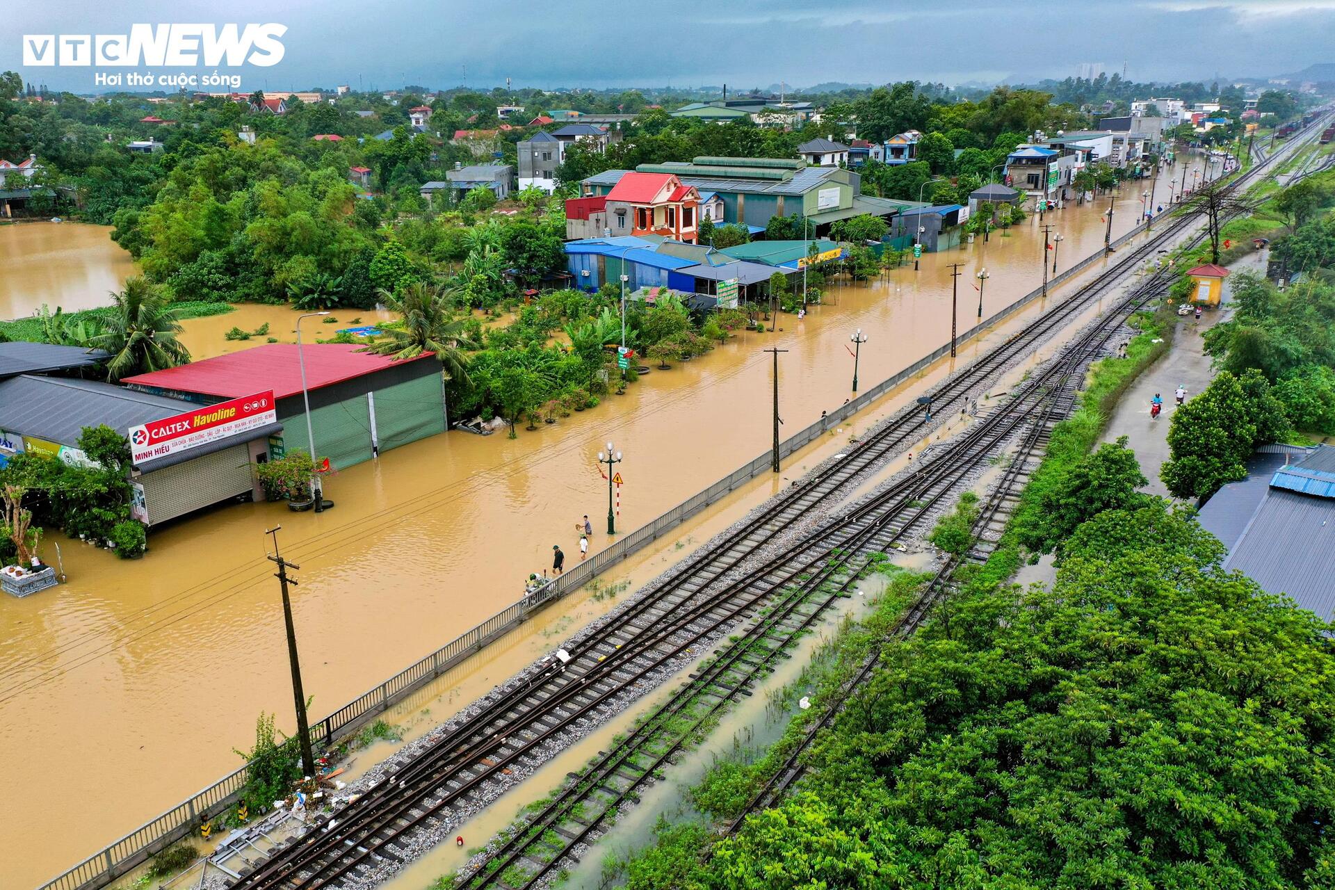 Phố trung tâm Thái Nguyên chìm trong biển nước, có nơi ngập gần nóc tầng một- Ảnh 9.