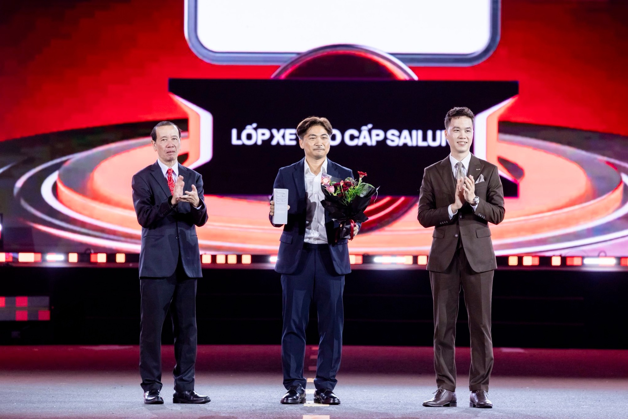 Nhìn lại 3 màn trao giải đậm chất xe của Car Choice Awards 2025: Xe không chỉ được vinh danh mà còn được 'kể chuyện'- Ảnh 13. Nhìn lại 3 màn trao giải đậm chất xe của Car Choice Awards 2025: Xe không chỉ được vinh danh mà còn được 'kể chuyện'- Ảnh 13.