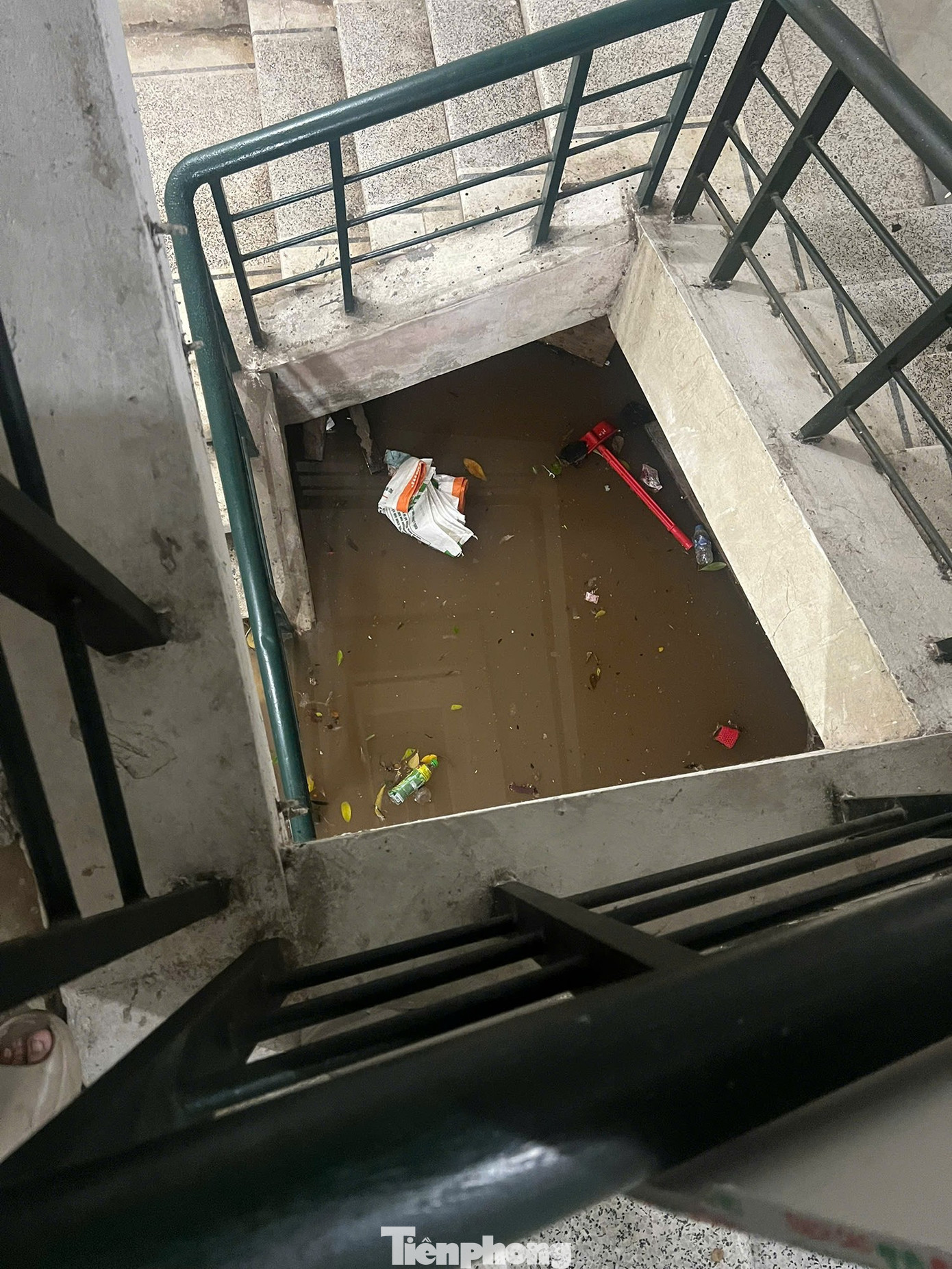 Hầm chung cư thành bể nước khổng lồ, thủy kích hàng trăm xe máy và ôtô- Ảnh 14.