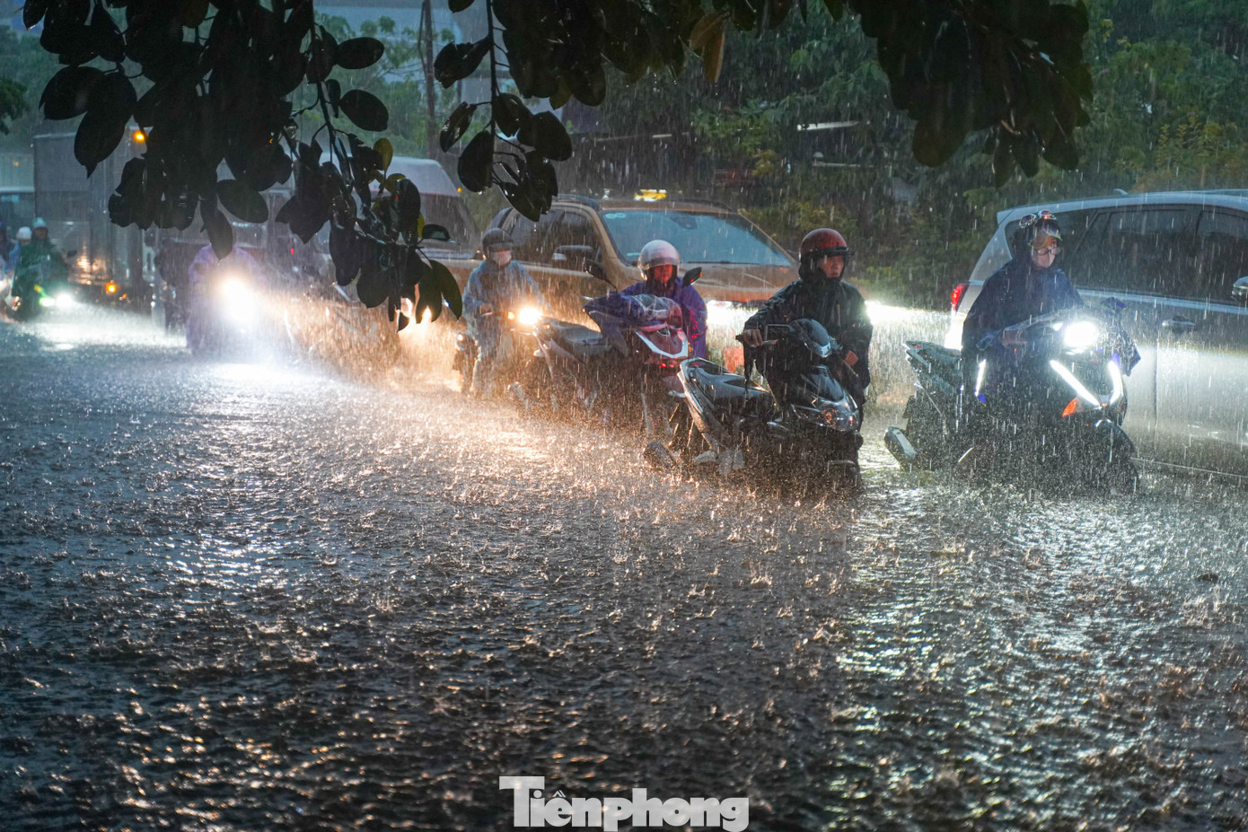Hà Nội phố thành sông, giao thông tê liệt, xe máy 'rồng rắn' leo cao tốc giữa biển nước- Ảnh 1.
