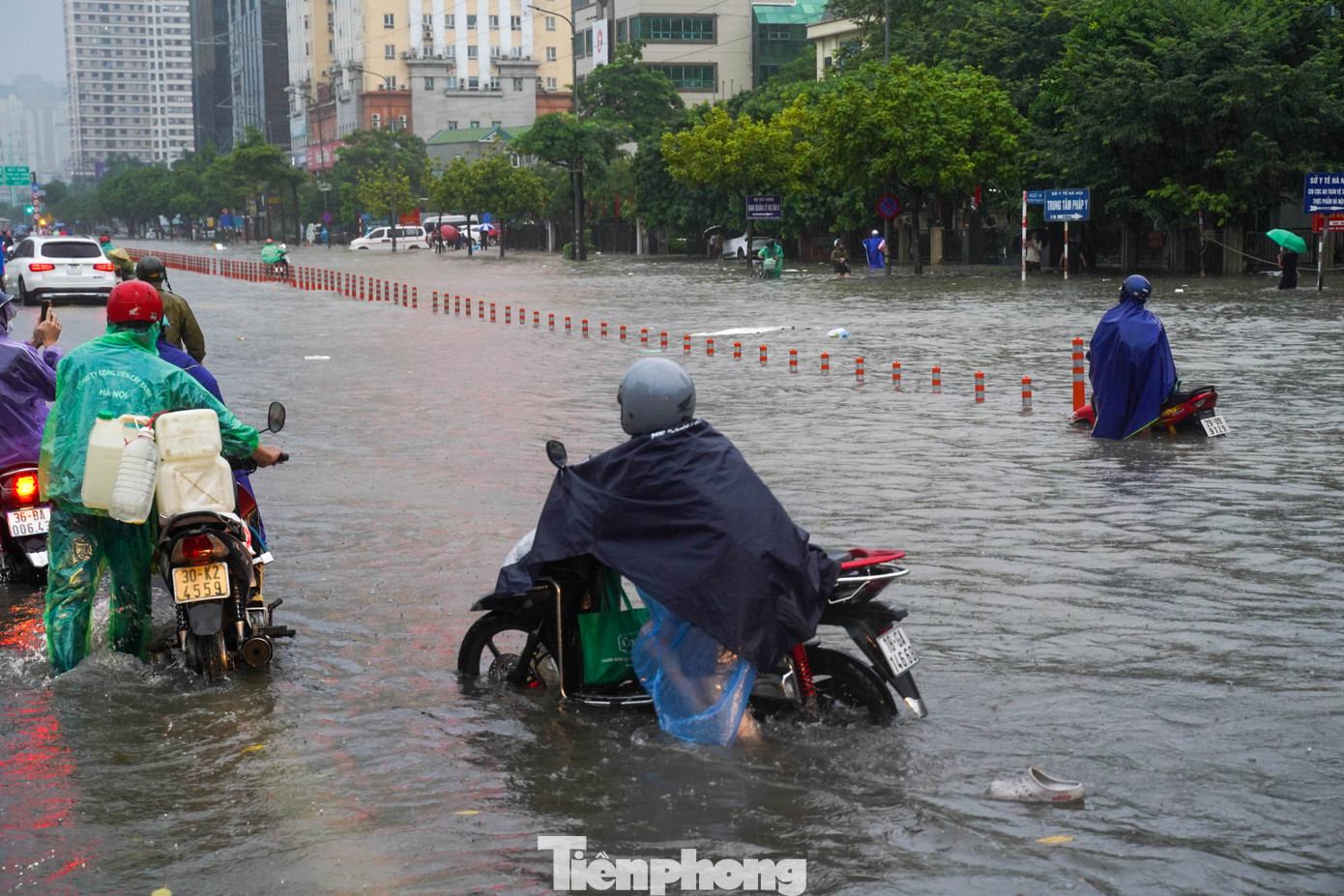 Hà Nội phố thành sông, giao thông tê liệt, xe máy 'rồng rắn' leo cao tốc giữa biển nước- Ảnh 9.
