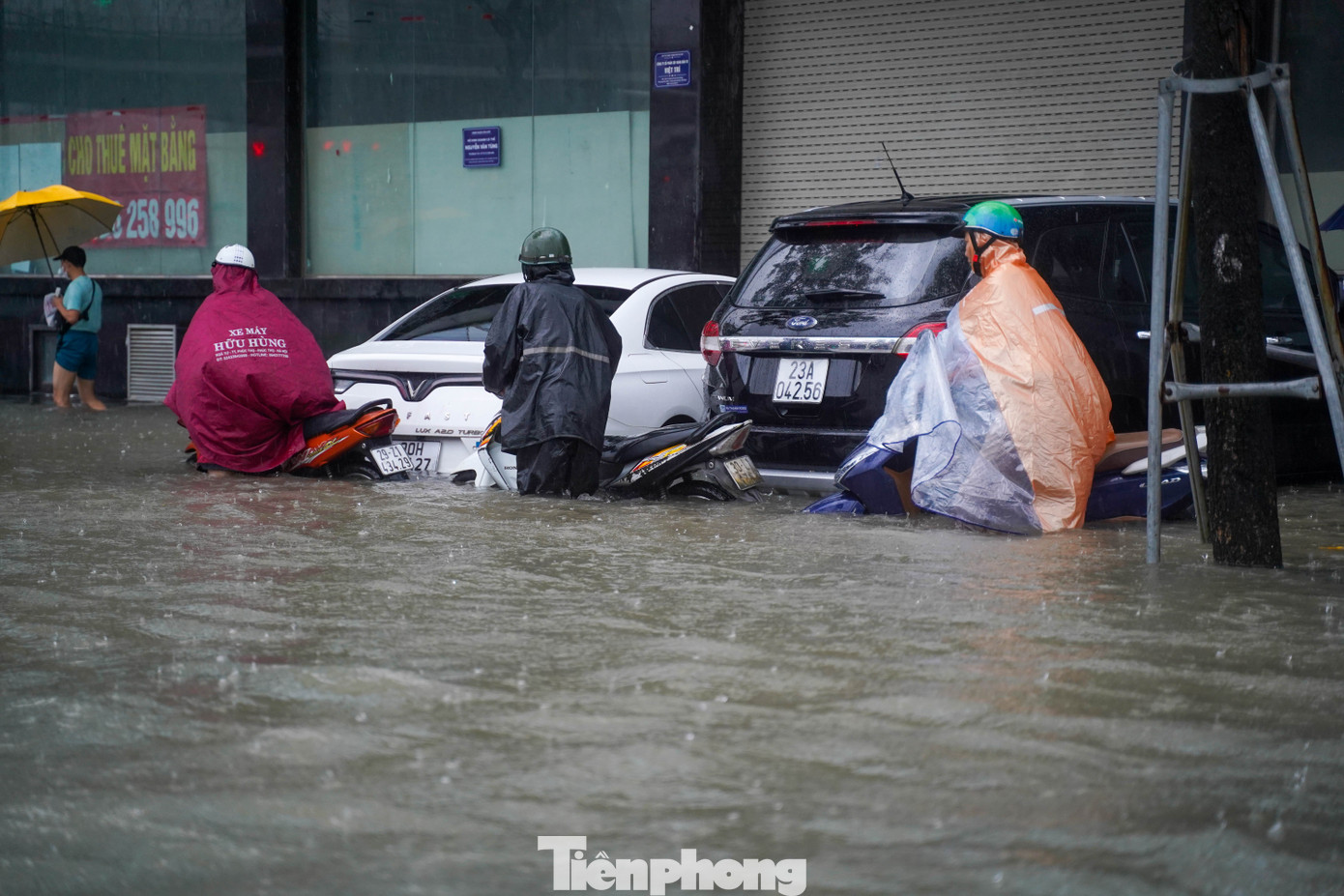 Hà Nội phố thành sông, giao thông tê liệt, xe máy 'rồng rắn' leo cao tốc giữa biển nước- Ảnh 14.