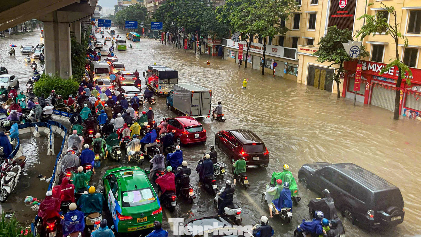 Hà Nội phố thành sông, giao thông tê liệt, xe máy 'rồng rắn' leo cao tốc giữa biển nước- Ảnh 21.