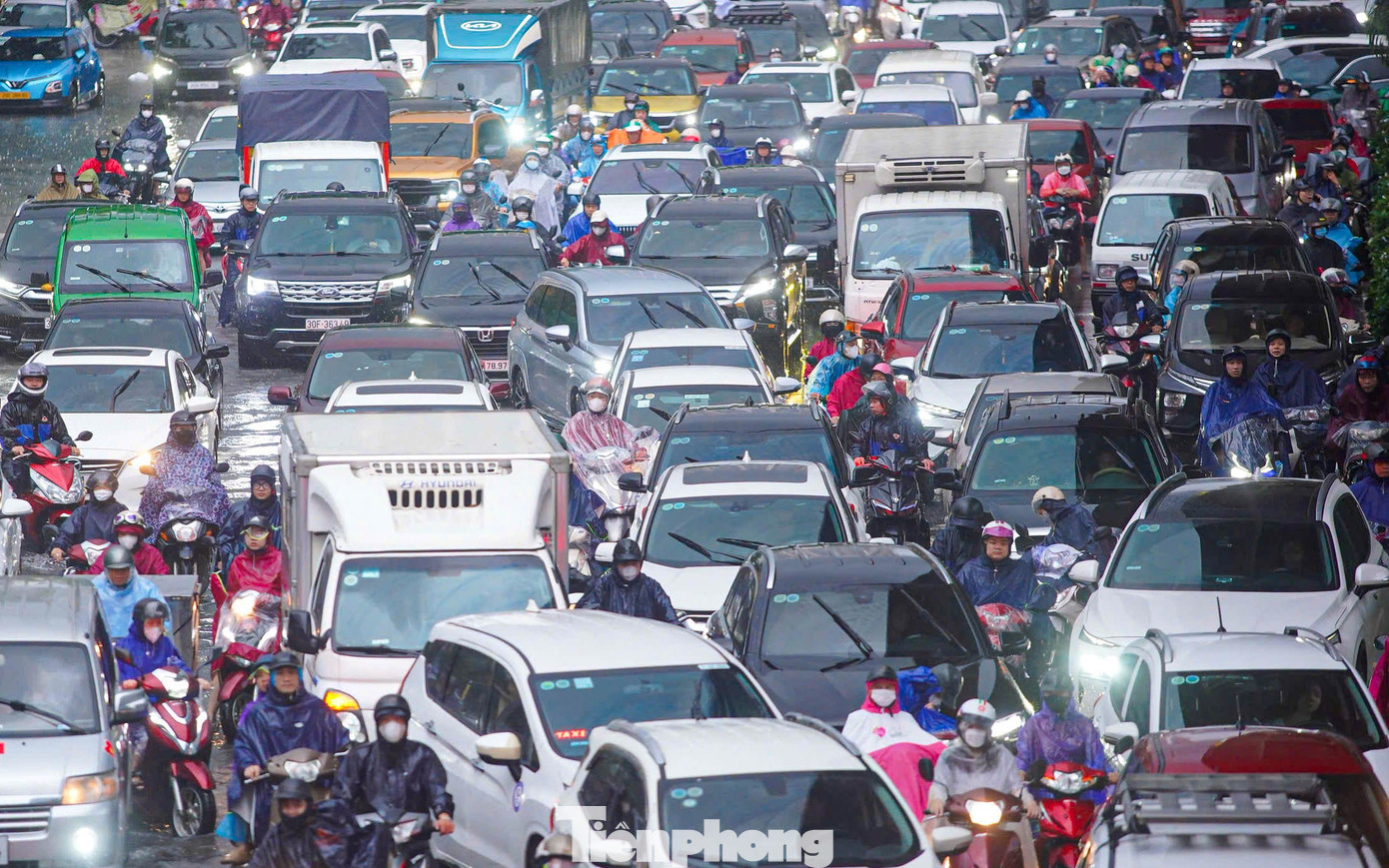 Hà Nội phố thành sông, giao thông tê liệt, xe máy 'rồng rắn' leo cao tốc giữa biển nước- Ảnh 20.