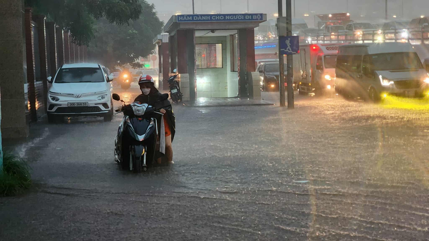 Cập nhật: Mưa rất to, một số tuyến đường ở Hà Nội bắt đầu ngập, nhiều người dắt bộ- Ảnh 1.