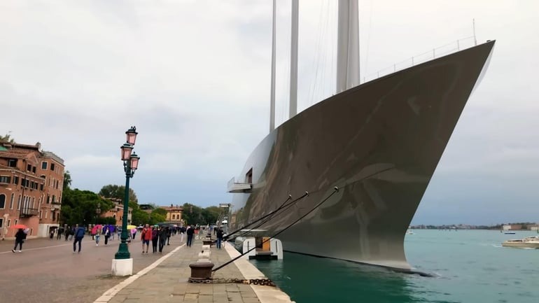 Bị 'giam lỏng' tại Ý hơn 3 năm, siêu du thuyền trị giá 600 triệu USD của tỷ phú Nga vẫn âm thầm đốt 4 tấn dầu diesel mỗi ngày chỉ để chạy điều hoà, máy phát điện- Ảnh 4.