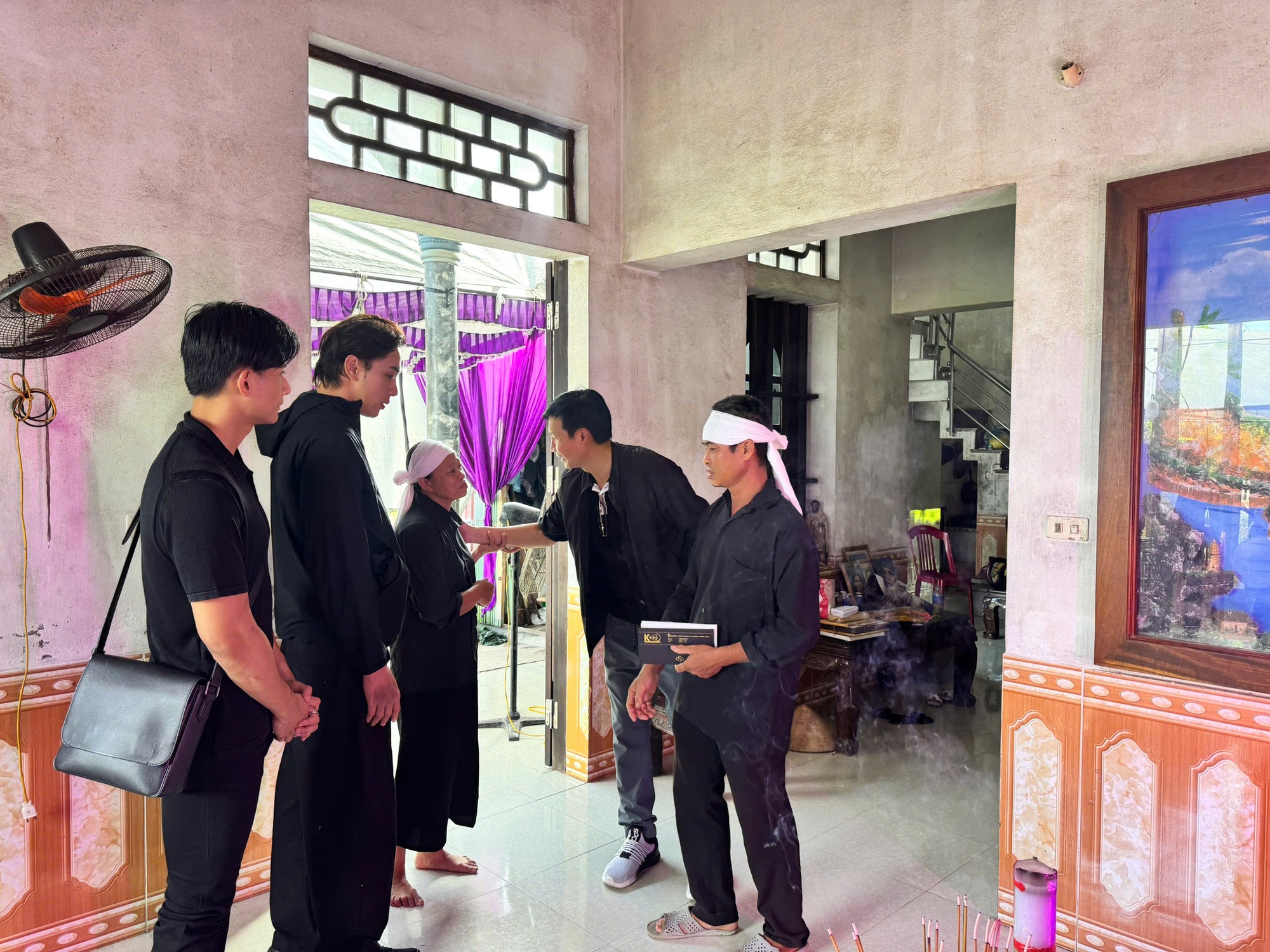 "Chị ngã em nâng" của Thuận Nguyễn, Lê Khánh đứng thứ 2 phòng vé, đoàn phim có hành động ấm lòng- Ảnh 4.