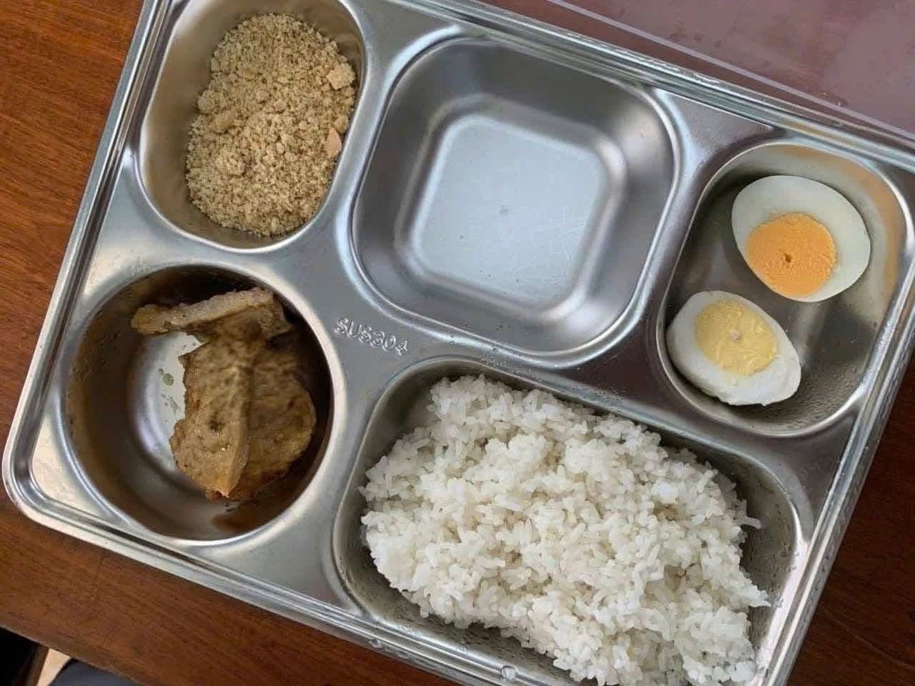 Nữ hiệu trưởng nói gì về khay cơm 25.000 đồng gây "bão" ở Quảng Trị?- Ảnh 2.
