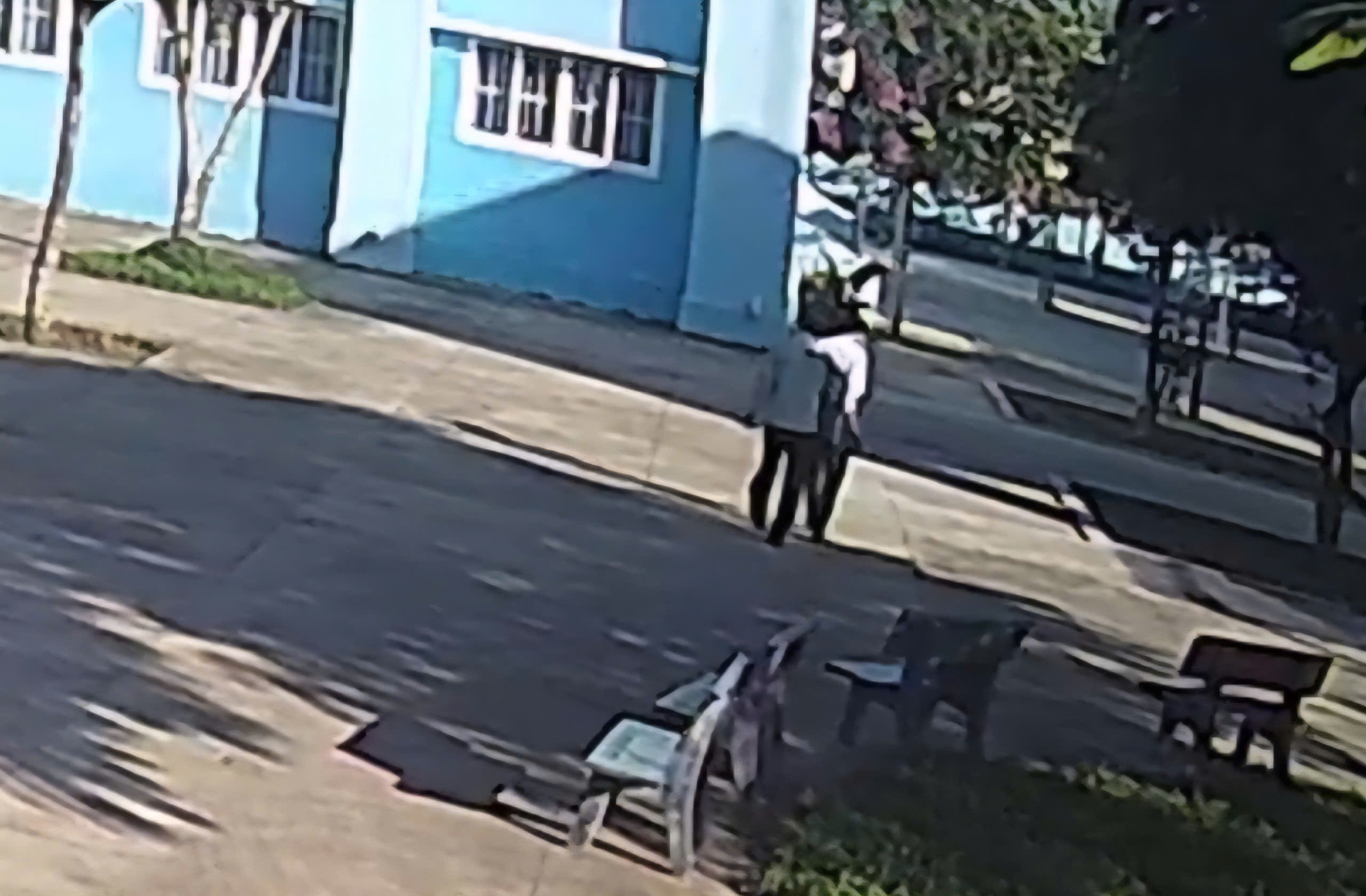 Giáo viên bị đồng nghiệp bóp cổ trong trường, trước mặt nhiều học sinh- Ảnh 1.