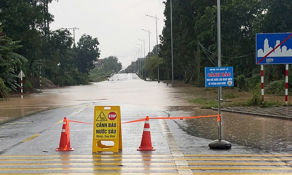 2.000 người gấp rút gia cố đê ở Bắc Ninh, Thái Nguyên có thể ngập lụt sâu đến cuối tuần- Ảnh 2. 2.000 người gấp rút gia cố đê ở Bắc Ninh, Thái Nguyên có thể ngập lụt sâu đến cuối tuần- Ảnh 2.