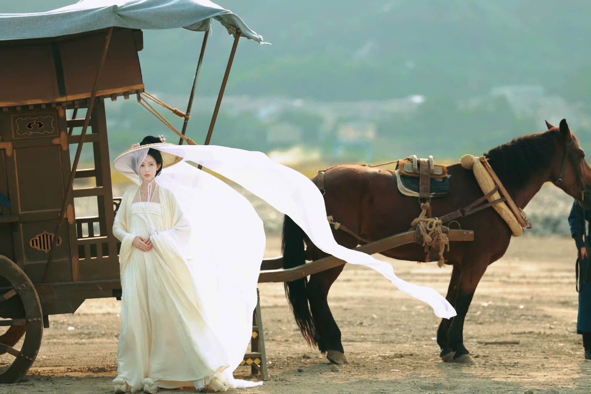 Nơi nào có mỹ nhân này nơi đó là thắng cảnh nhân gian: Nhan sắc như bước ra từ tranh cổ, đến cả gió cũng nâng niu- Ảnh 2.