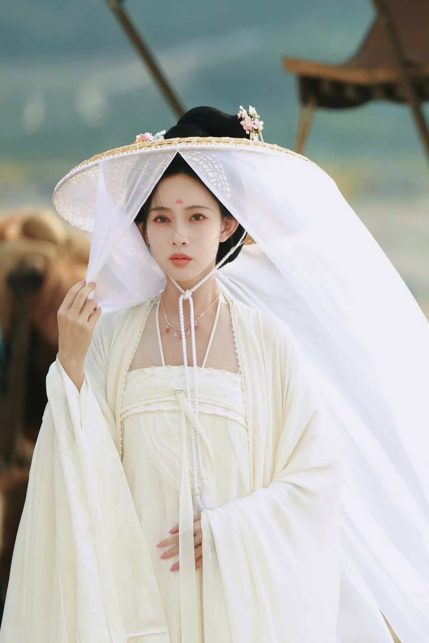 Nơi nào có mỹ nhân này nơi đó là thắng cảnh nhân gian: Nhan sắc như bước ra từ tranh cổ, đến cả gió cũng nâng niu- Ảnh 4.