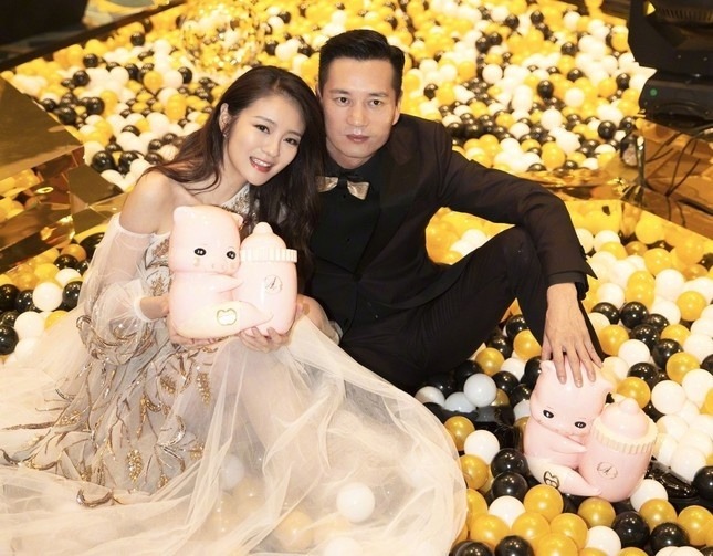 "Nữ diễn viên phim giờ vàng" sau khi chồng đại gia bị bắt: Lặng lẽ xóa hết ảnh gia đình, đưa con về nhà ngoại- Ảnh 1. "Nữ diễn viên phim giờ vàng" sau khi chồng đại gia bị bắt: Lặng lẽ xóa hết ảnh gia đình, đưa con về nhà ngoại- Ảnh 1.