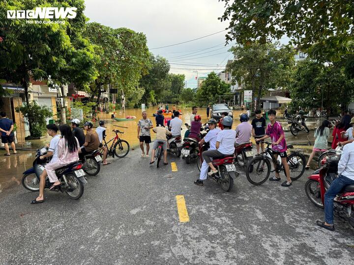 Con gái bật khóc tìm cha mẹ già mất liên lạc giữa tứ bề ngập lụt- Ảnh 1.