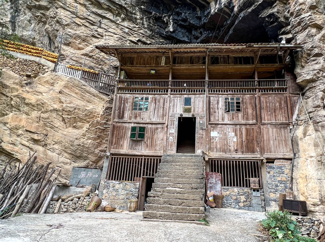 Có gì bên trong biệt thự gỗ 5 tầng 