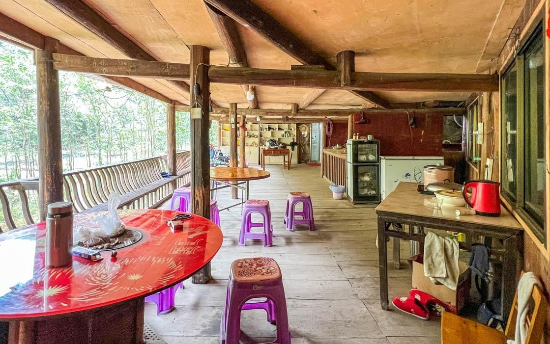 Có gì bên trong biệt thự gỗ 5 tầng 