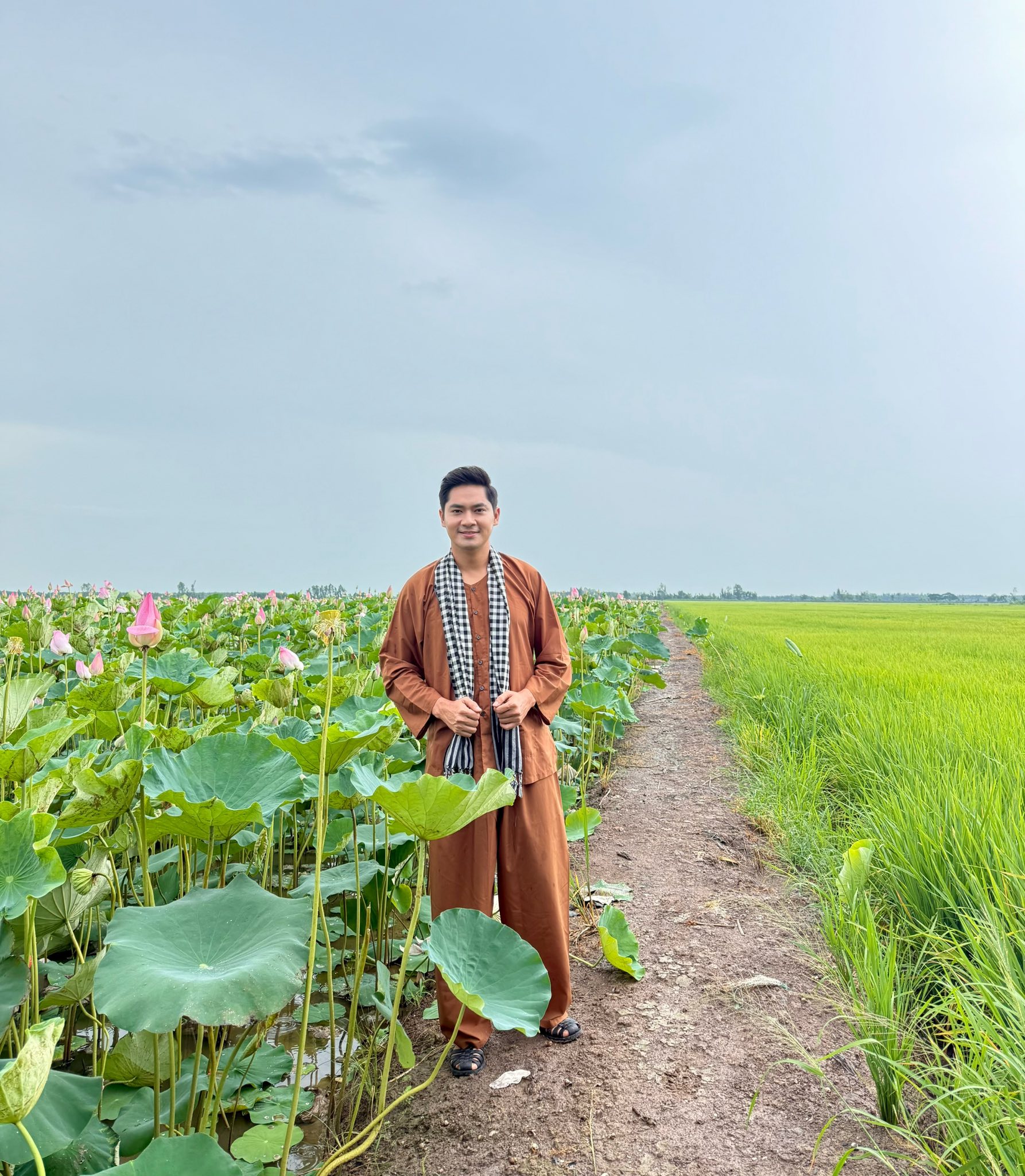 Ngoại hình nam nghệ sĩ đình đám có nhà từ TP.HCM đến Đồng Tháp, thấy bất hiếu vì 40 tuổi chưa vợ- Ảnh 8. Ngoại hình nam nghệ sĩ đình đám có nhà từ TP.HCM đến Đồng Tháp, thấy bất hiếu vì 40 tuổi chưa vợ- Ảnh 8.
