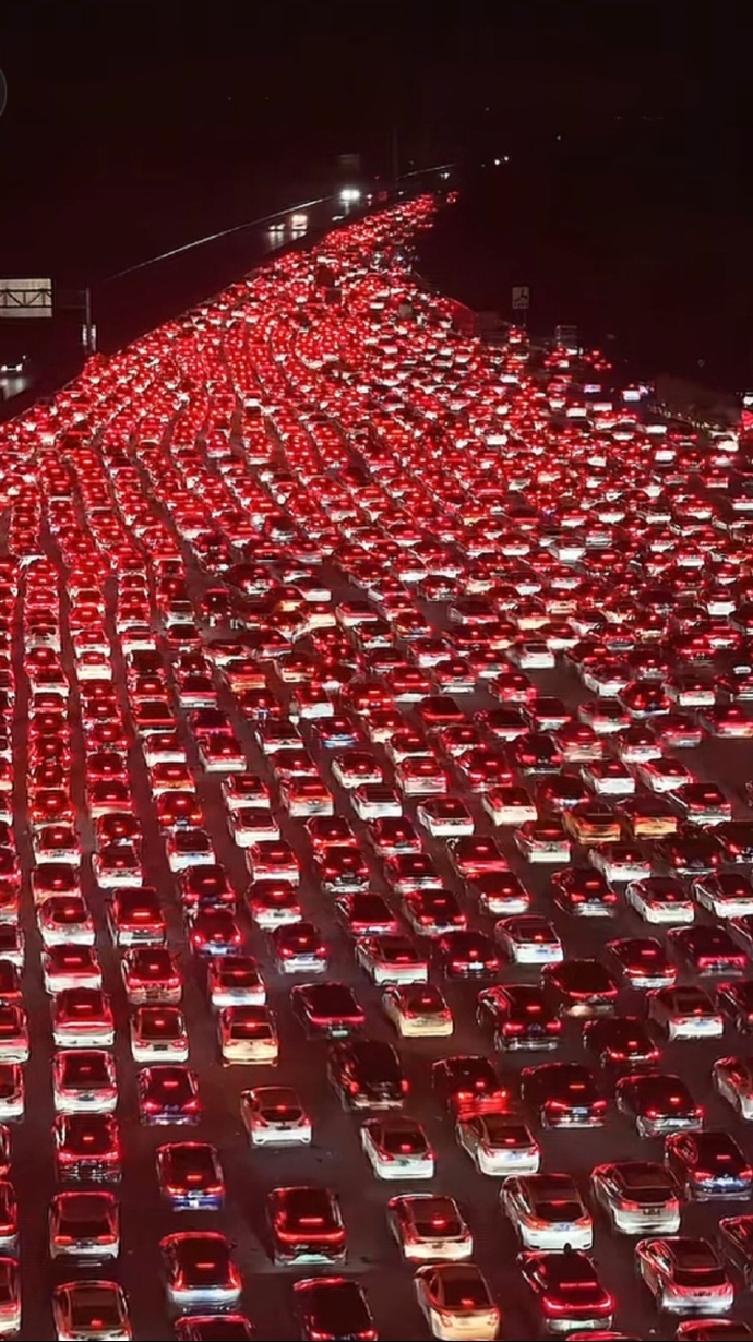 Cảnh tượng "nghẹt thở" sau Tết đoàn viên- Ảnh 4. Cảnh tượng "nghẹt thở" sau Tết đoàn viên- Ảnh 4.