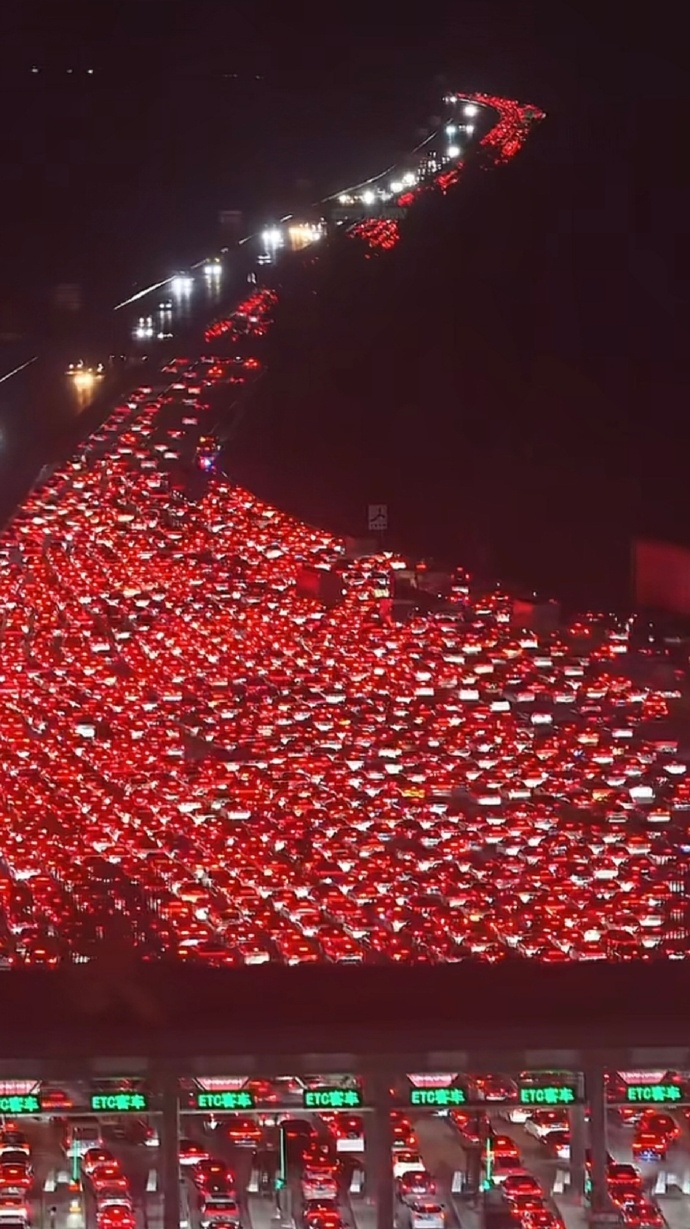 Cảnh tượng "nghẹt thở" sau Tết đoàn viên- Ảnh 5. Cảnh tượng "nghẹt thở" sau Tết đoàn viên- Ảnh 5.