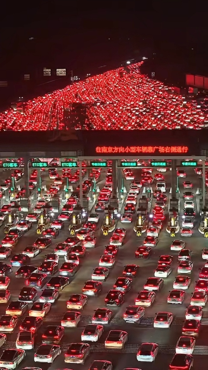 Cảnh tượng "nghẹt thở" sau Tết đoàn viên- Ảnh 6. Cảnh tượng "nghẹt thở" sau Tết đoàn viên- Ảnh 6.