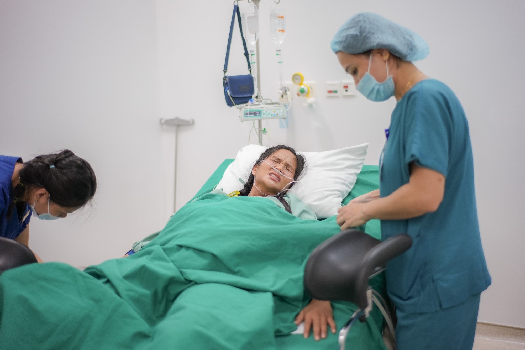 H'Hen Niê bị mỉa mai sốc: “Thời buổi này ai nằm ngửa để đẻ nữa?”- Ảnh 3.