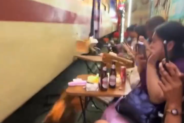 Công an xác minh clip tàu hỏa húc văng bàn ghế ở phố cà phê đường tàu Hà Nội- Ảnh 1.