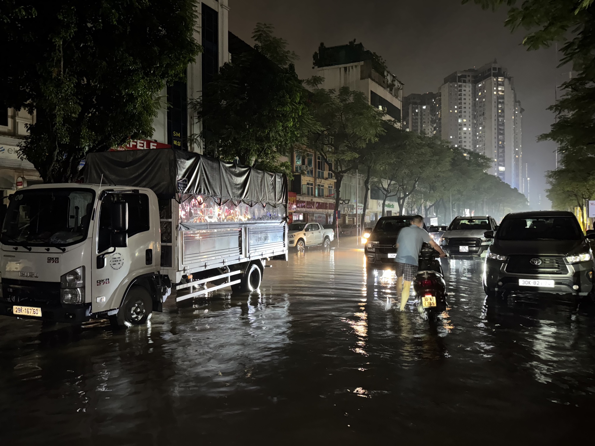Đây là ‘tốc độ chuẩn’ nếu bạn muốn qua đường ngập an toàn; xe điện cũng đừng "xem YouTube quá 180 phút"!- Ảnh 2. Đây là ‘tốc độ chuẩn’ nếu bạn muốn qua đường ngập an toàn; xe điện cũng đừng "xem YouTube quá 180 phút"!- Ảnh 2.