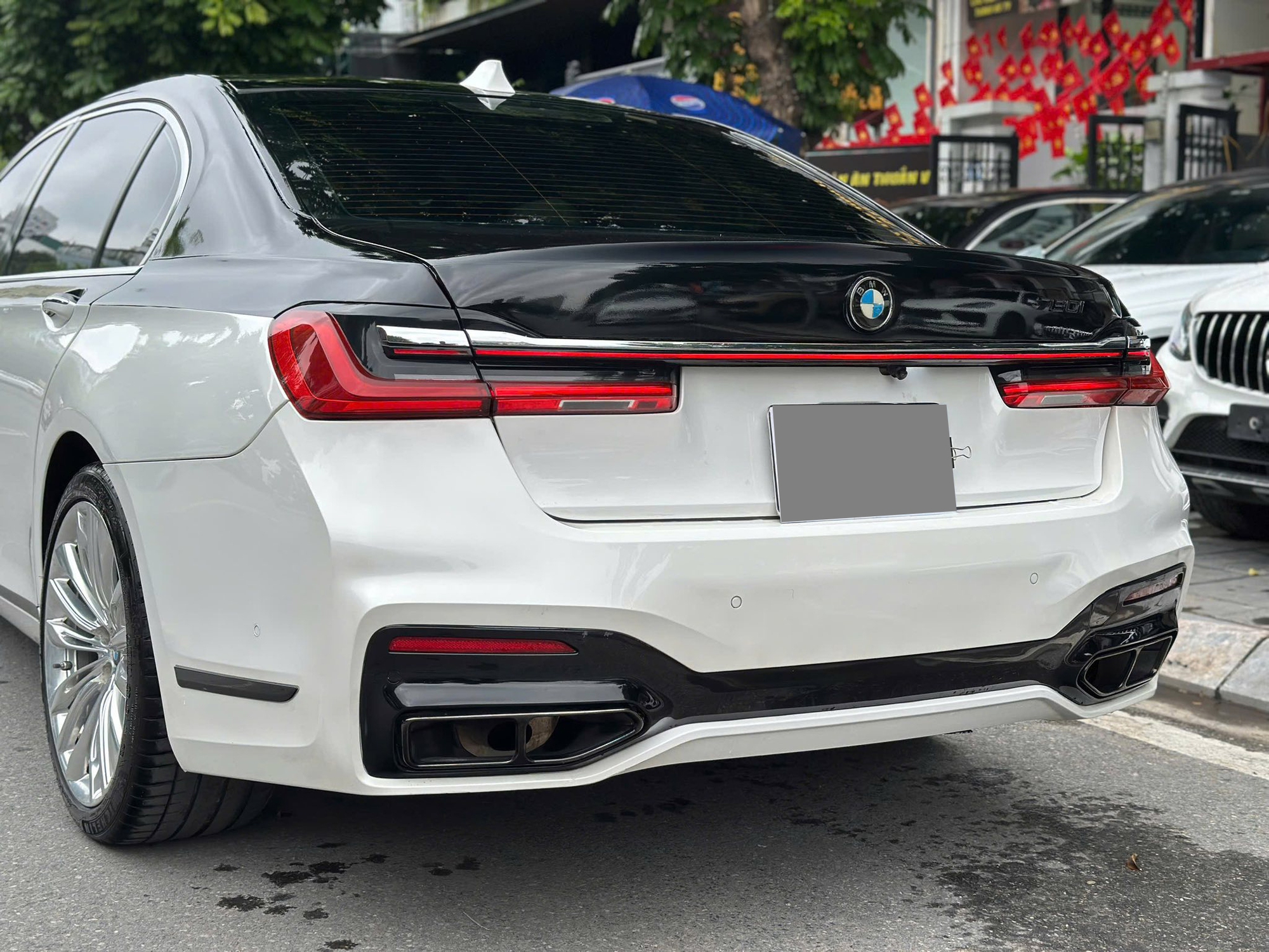 Chiếc BMW 7-Series trông như xe 3 tỷ này có giá chỉ hơn 600 triệu đồng, lý do đến từ một thú chơi của chủ cũ- Ảnh 7. Chiếc BMW 7-Series trông như xe 3 tỷ này có giá chỉ hơn 600 triệu đồng, lý do đến từ một thú chơi của chủ cũ- Ảnh 7.