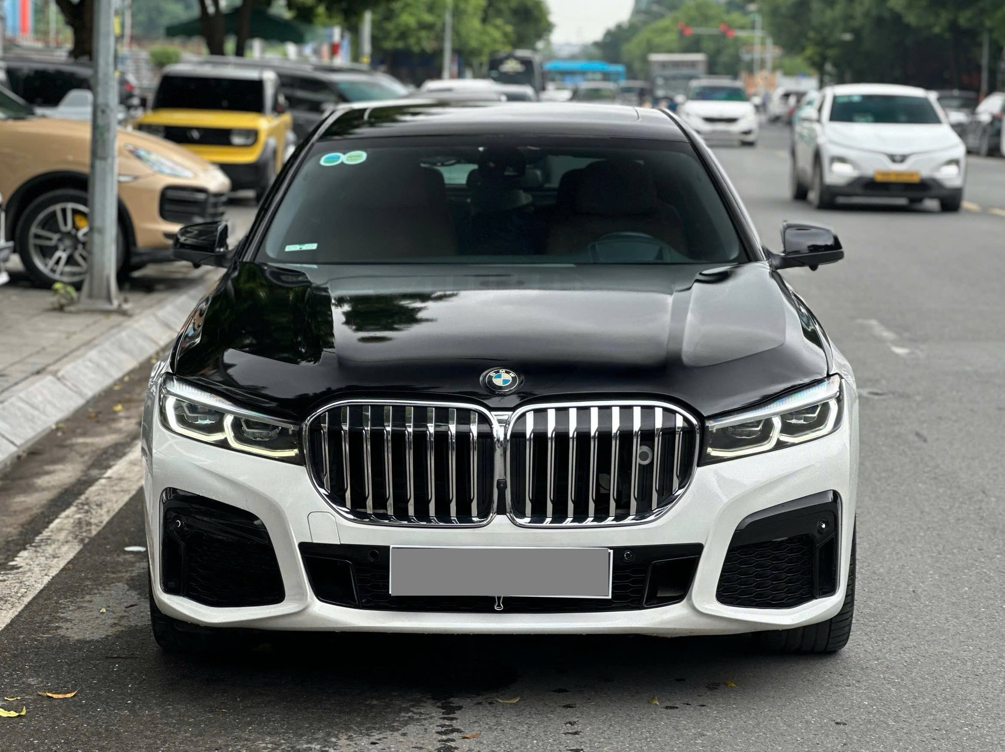 Chiếc BMW 7-Series trông như xe 3 tỷ này có giá chỉ hơn 600 triệu đồng, lý do đến từ một thú chơi của chủ cũ- Ảnh 5. Chiếc BMW 7-Series trông như xe 3 tỷ này có giá chỉ hơn 600 triệu đồng, lý do đến từ một thú chơi của chủ cũ- Ảnh 5.