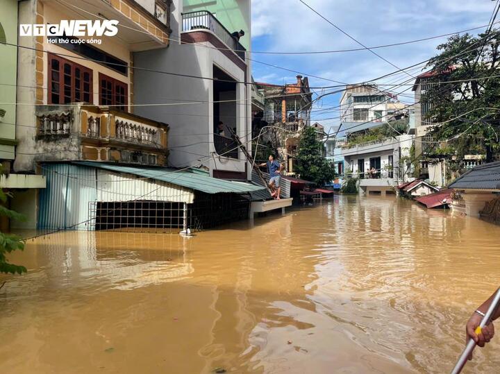 Con gái bật khóc tìm cha mẹ già mất liên lạc giữa tứ bề ngập lụt- Ảnh 3.