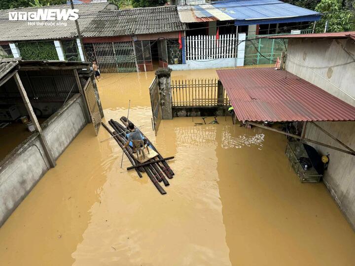 Con gái bật khóc tìm cha mẹ già mất liên lạc giữa tứ bề ngập lụt- Ảnh 4.