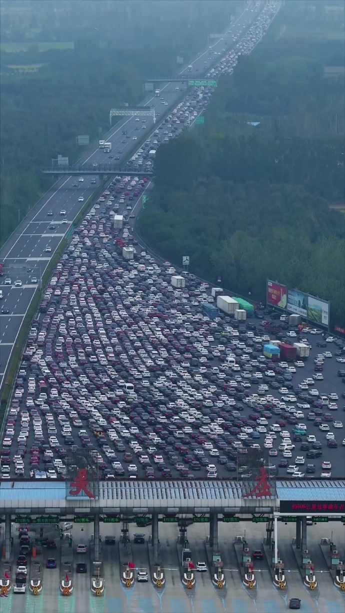 Cảnh tượng "nghẹt thở" sau Tết đoàn viên- Ảnh 1. Cảnh tượng "nghẹt thở" sau Tết đoàn viên- Ảnh 1.