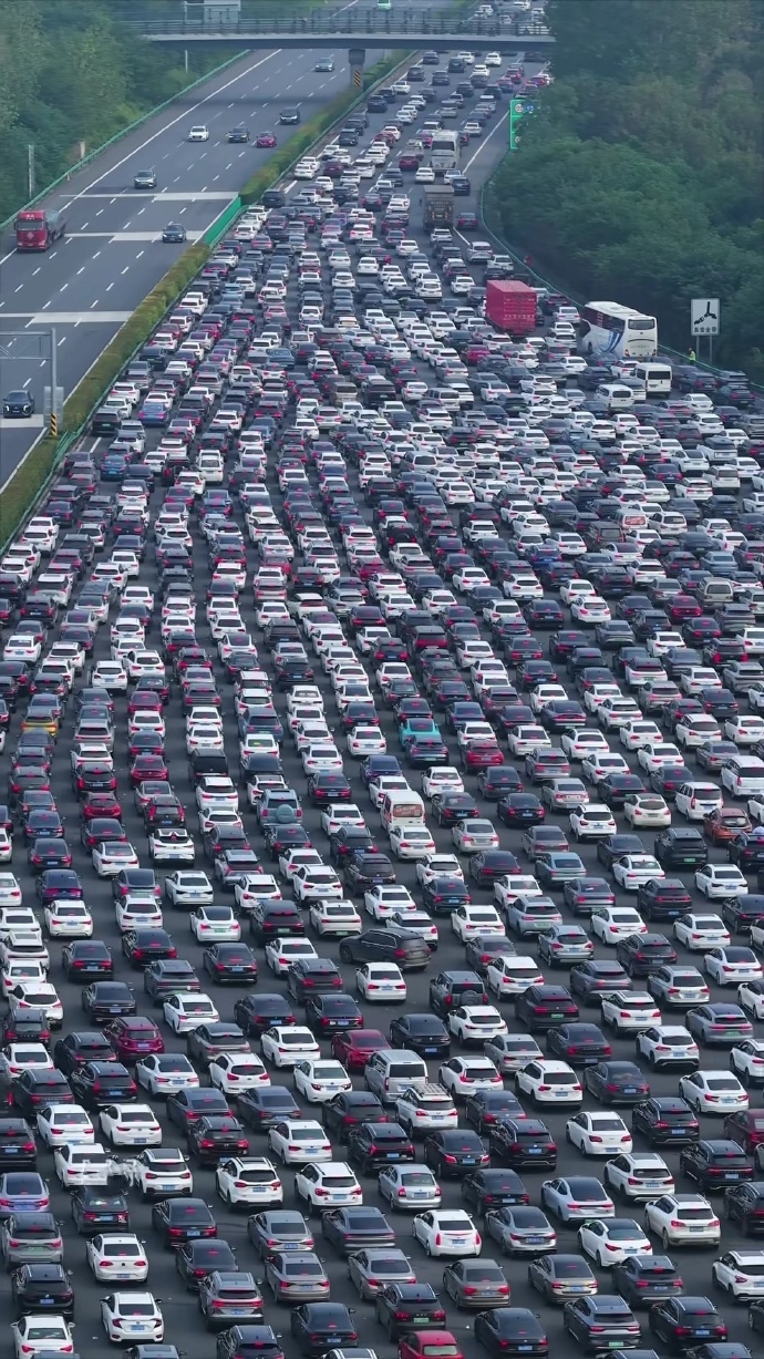 Cảnh tượng "nghẹt thở" sau Tết đoàn viên- Ảnh 2. Cảnh tượng "nghẹt thở" sau Tết đoàn viên- Ảnh 2.