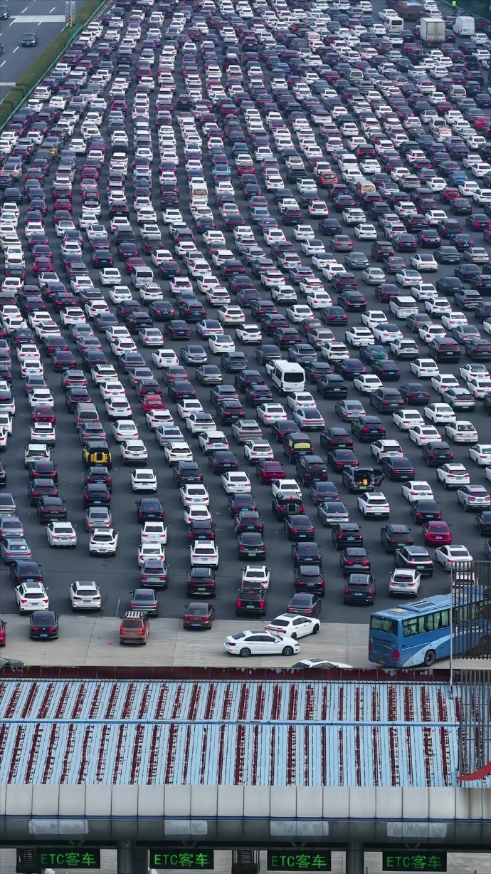 Cảnh tượng "nghẹt thở" sau Tết đoàn viên- Ảnh 3. Cảnh tượng "nghẹt thở" sau Tết đoàn viên- Ảnh 3.