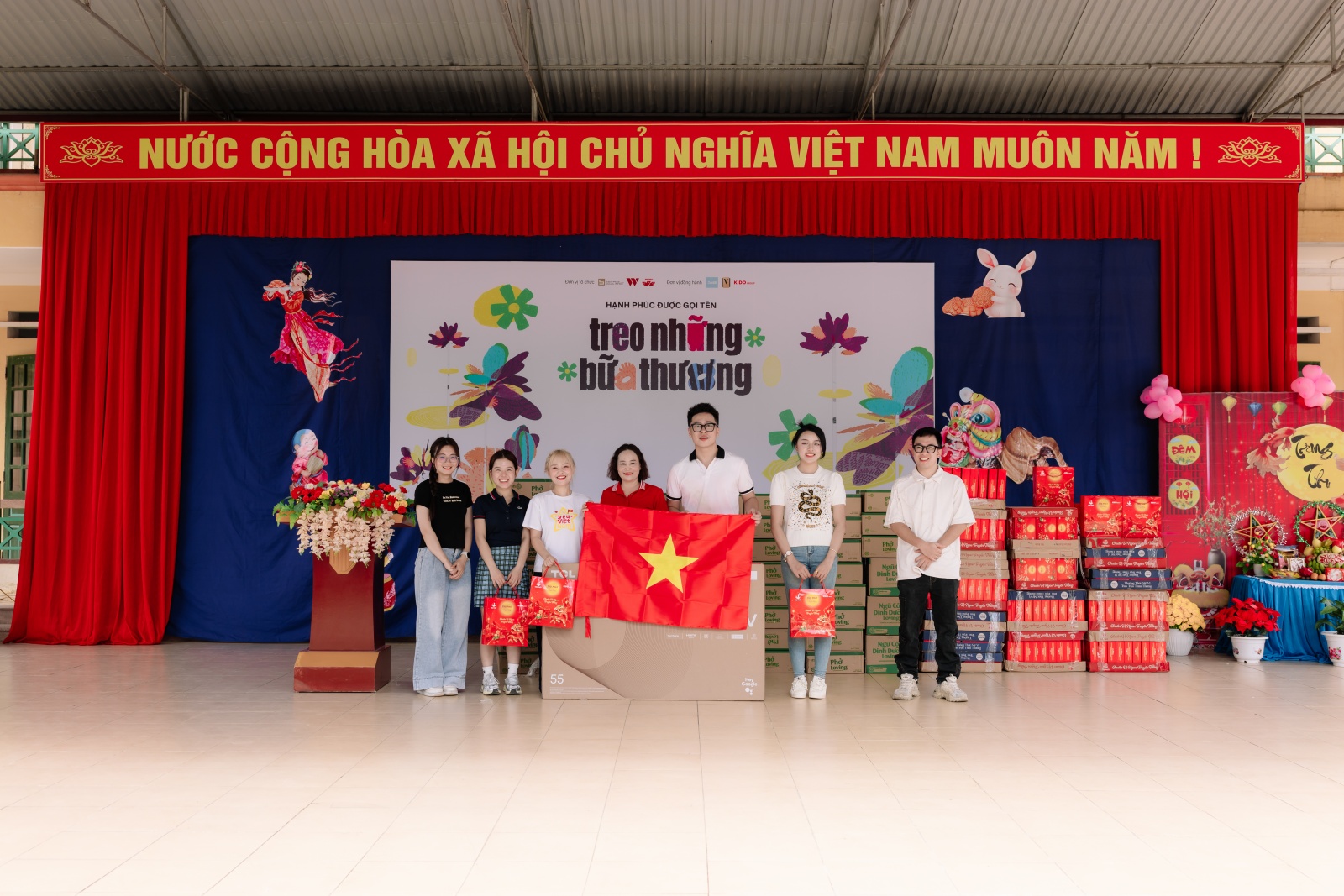 &ldquo;Treo những bữa Thương&rdquo; - Bữa tiệc Trung Thu đặc biệt giữa n&uacute;i rừng, mang niềm vui đến những em nhỏ v&ugrave;ng cao- Ảnh 1.