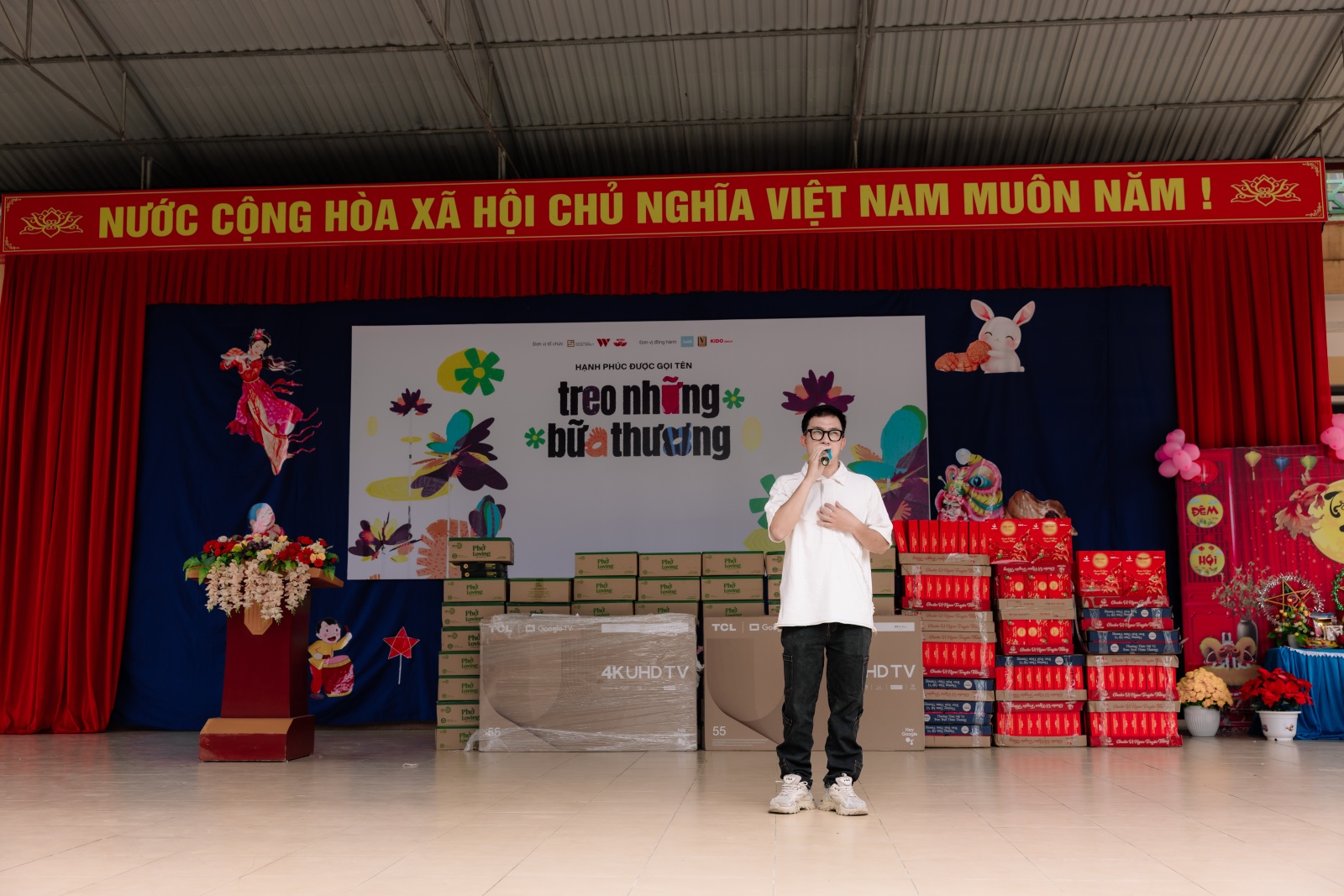 &ldquo;Treo những bữa Thương&rdquo; - Bữa tiệc Trung Thu đặc biệt giữa n&uacute;i rừng, mang niềm vui đến những em nhỏ v&ugrave;ng cao- Ảnh 4.