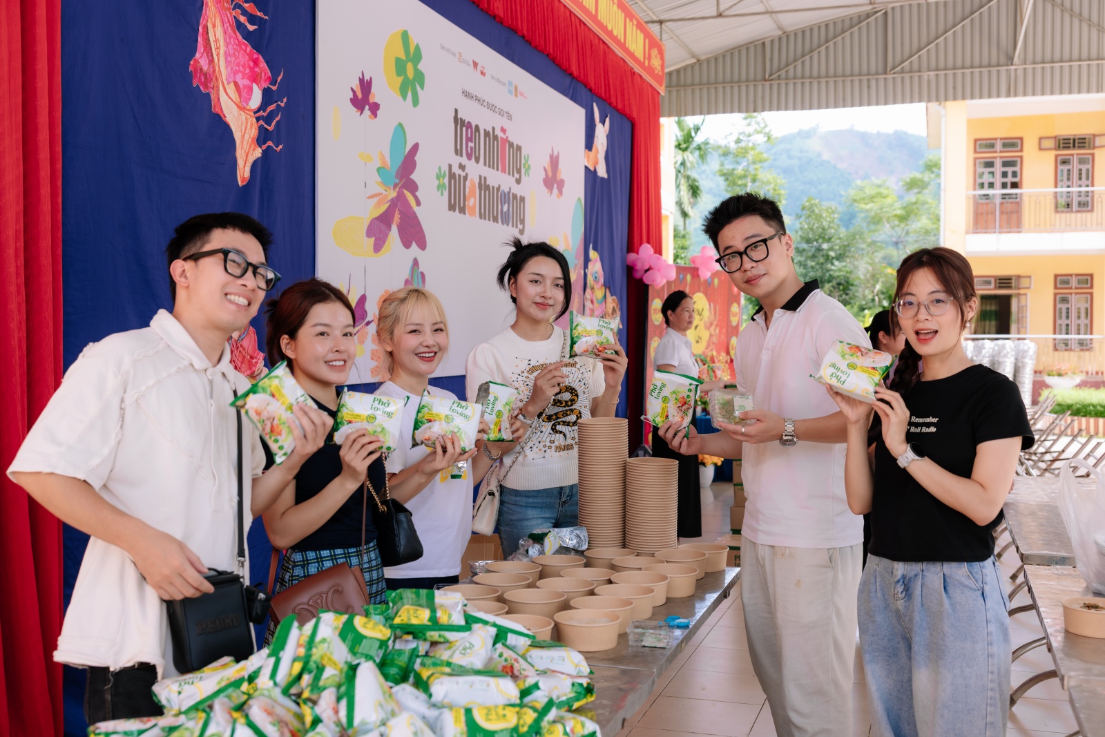 &ldquo;Treo những bữa Thương&rdquo; - Bữa tiệc Trung Thu đặc biệt giữa n&uacute;i rừng, mang niềm vui đến những em nhỏ v&ugrave;ng cao- Ảnh 5.