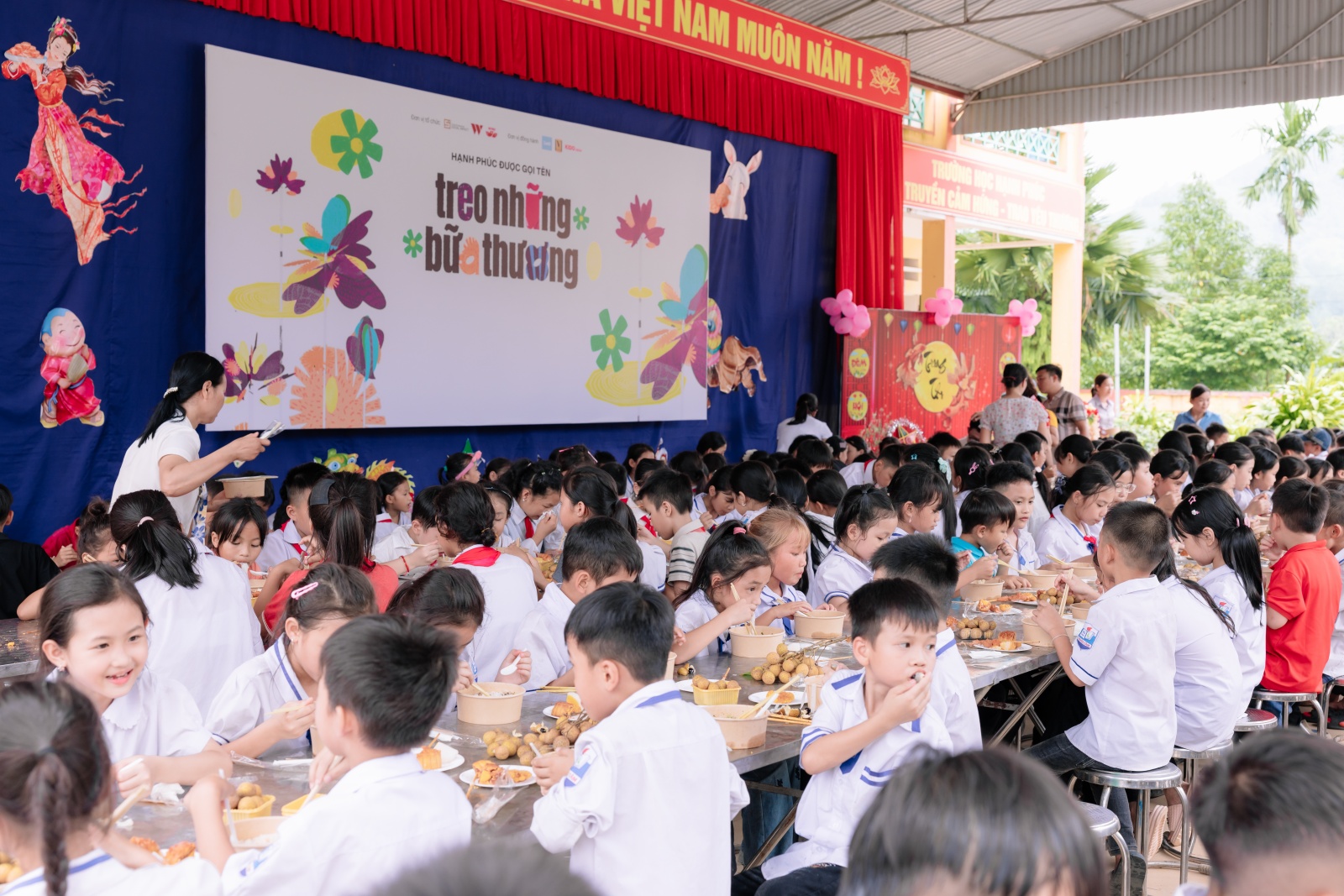 &ldquo;Treo những bữa Thương&rdquo; - Bữa tiệc Trung Thu đặc biệt giữa n&uacute;i rừng, mang niềm vui đến những em nhỏ v&ugrave;ng cao- Ảnh 12.