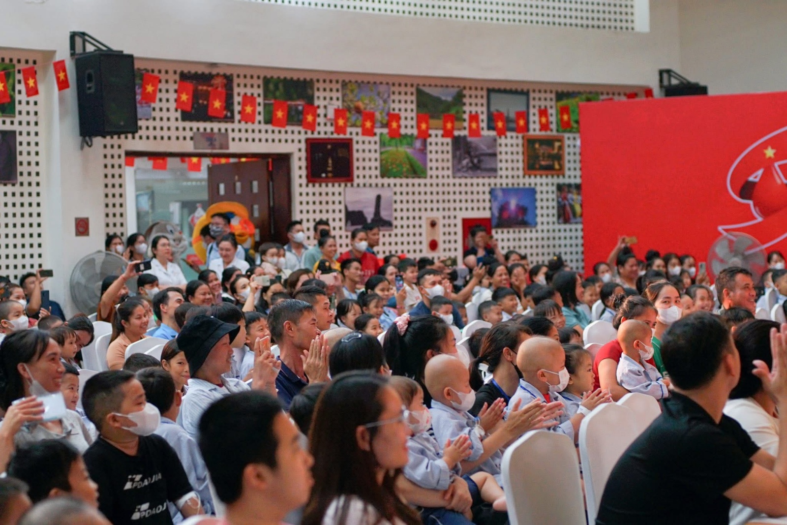 &ldquo;Treo những bữa Thương&rdquo; - Bữa tiệc Trung Thu đặc biệt giữa n&uacute;i rừng, mang niềm vui đến những em nhỏ v&ugrave;ng cao- Ảnh 3.