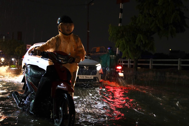 Hình ảnh xe lội nước, “sóng đánh” trên một tuyến đường ở TP HCM- Ảnh 3.