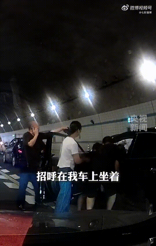 Cậu bé quỳ bên ô tô, xin người đi đường giúp đỡ, netizen biết chuyện đều khen: Em được nuôi dạy tốt quá- Ảnh 3.