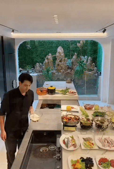 Hội chị em phát sốt trước căn bếp trong mơ của gia chủ như tổng tài - biệt phủ nghìn m² chỉ là nền!- Ảnh 2.