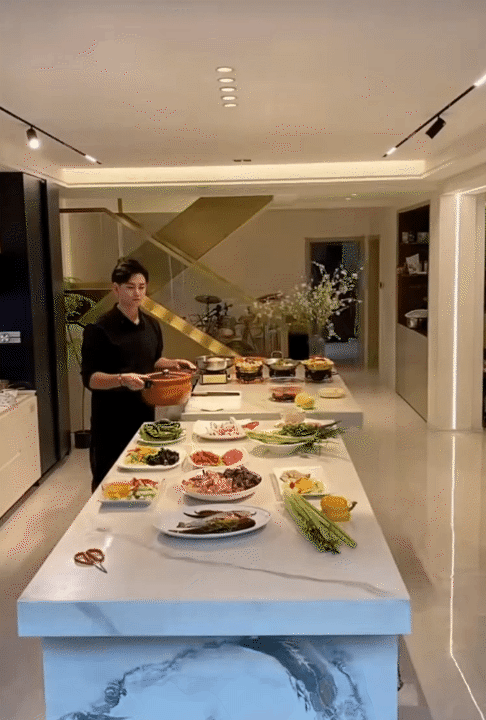 Hội chị em phát sốt trước căn bếp trong mơ của gia chủ như tổng tài - biệt phủ nghìn m² chỉ là nền!- Ảnh 1.