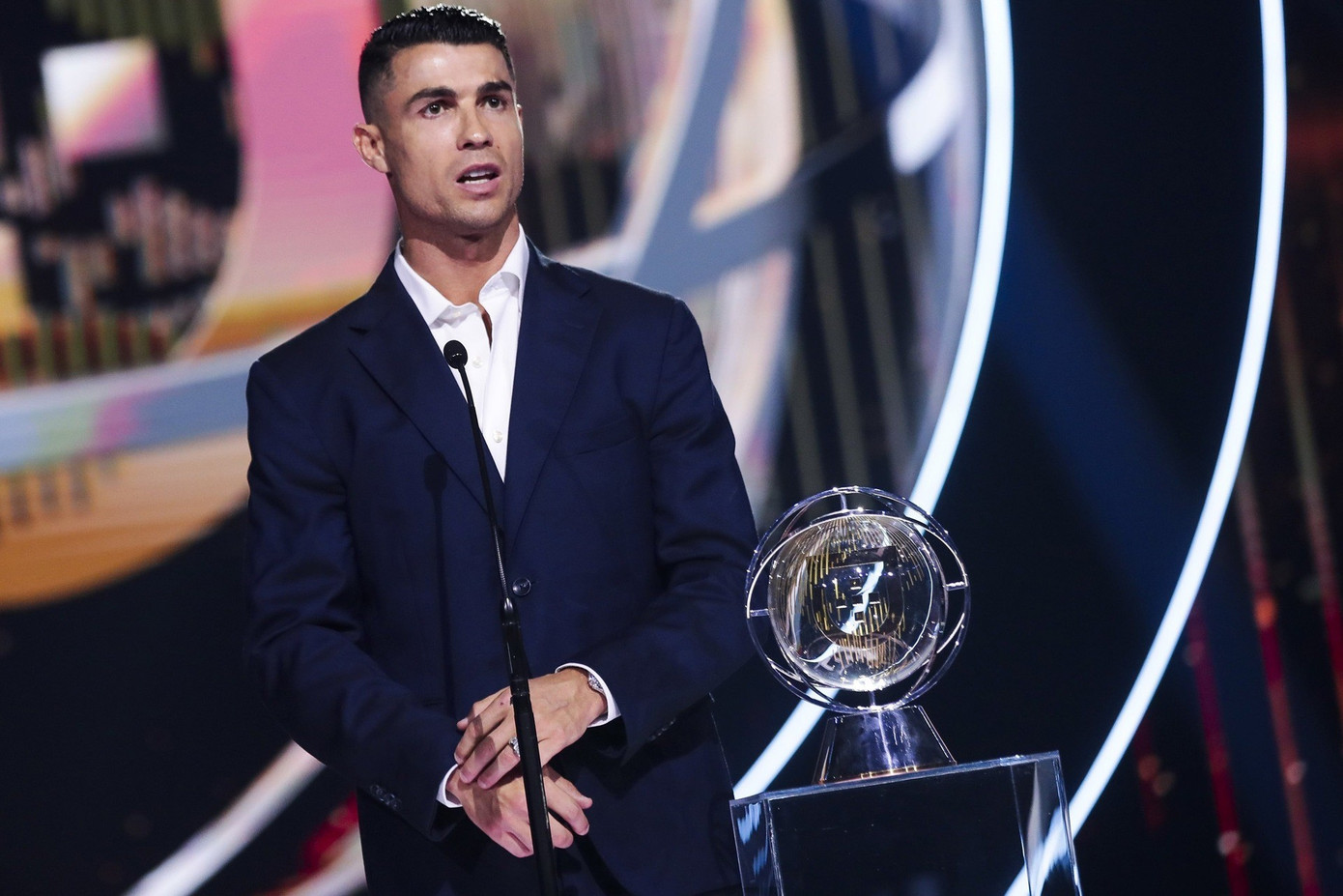Ronaldo trở thành tỷ phú đầu tiên trong lịch sử bóng đá- Ảnh 1.